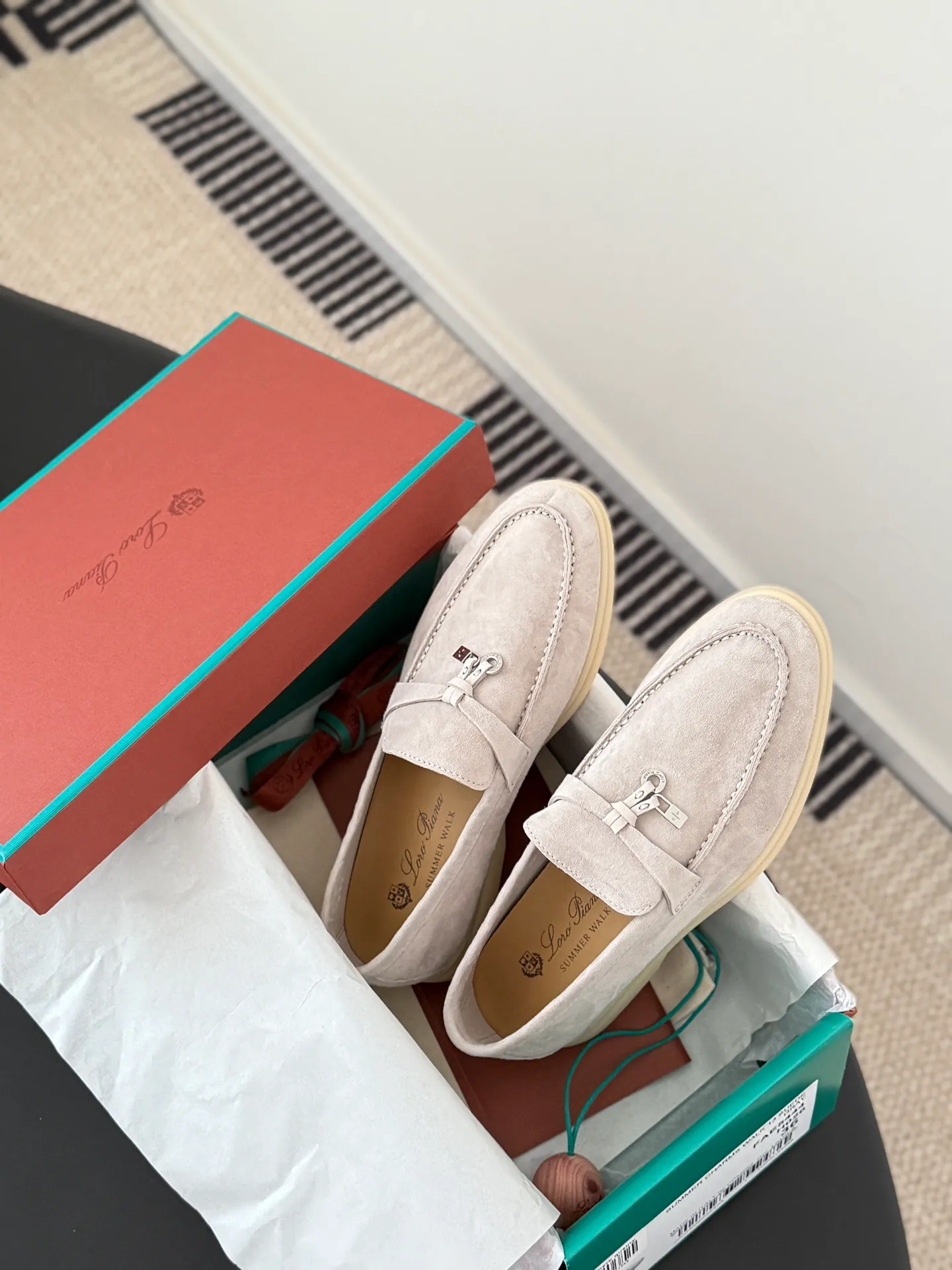 👟👟Ex-factory price 480👟👟 Top-quality double-layered genuine leather loafers. The quality is authentic. LP only sells high-end versions. Summer walk only has O pairs and countless pairs. The aesthetics and choice of shoes are also a kind of self-expression. Loro captures me with the comfort of walking on clouds. It adapts to the comfortable and relaxed state of wearing on weekdays, allowing i people to shuttle freely in relaxation and leisure. Double-layer leather on the upper, sheepskin lining Original outsole Size: 35-44